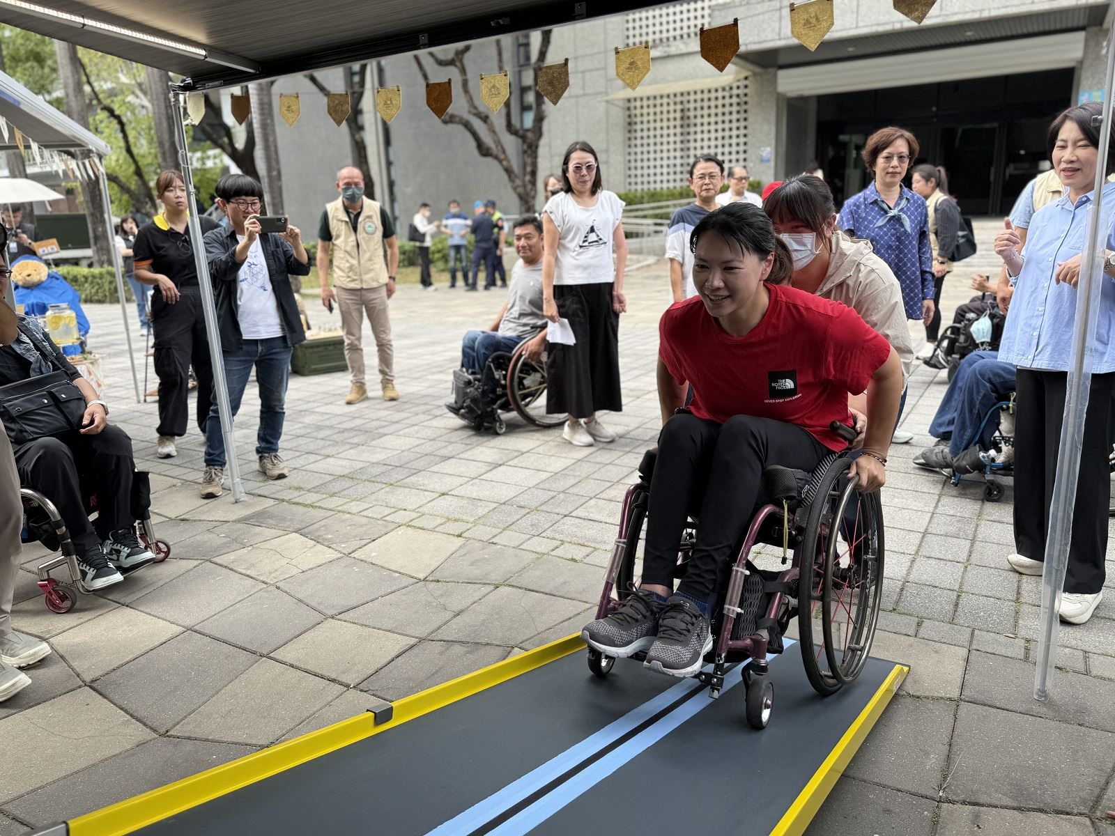 屏縣府首創無障礙露營車「挑戰者號」_方便無障者上下移動