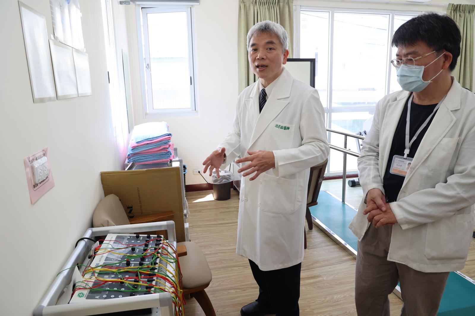 花蓮慈院復健科主任梁忠詔醫師協助規劃物理治療所各項設備,包括經皮刺激儀器可以協助民眾紓解肌肉不適。