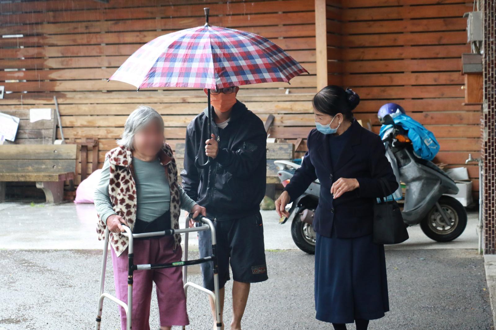 午後大雨居民仍前來參與巡迴醫療。