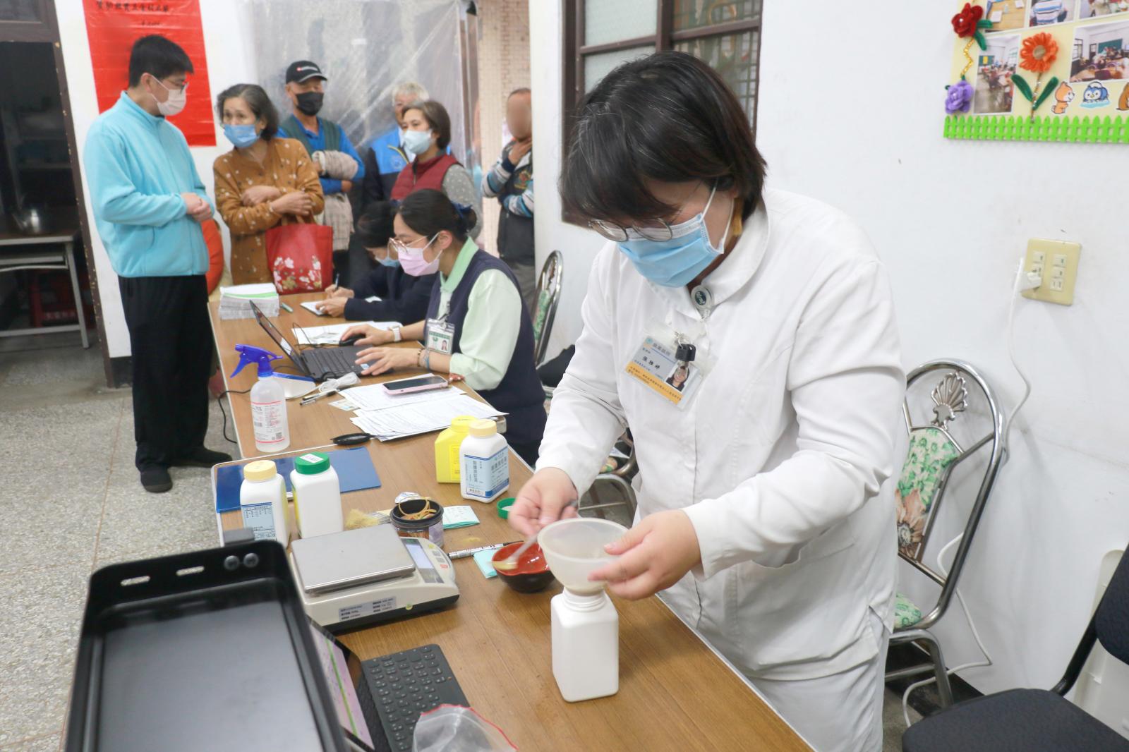 護理督導張雅婷現場迅速盛裝中藥,避免居民久候。