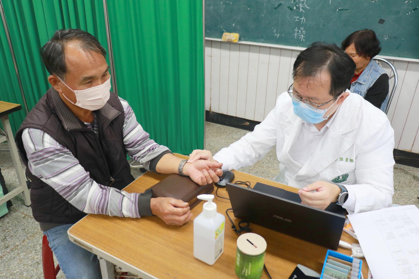 東盛社區發展協會理事長廖慶國(圖左)把握機會看診,讓張景翔醫師確認身體狀況。