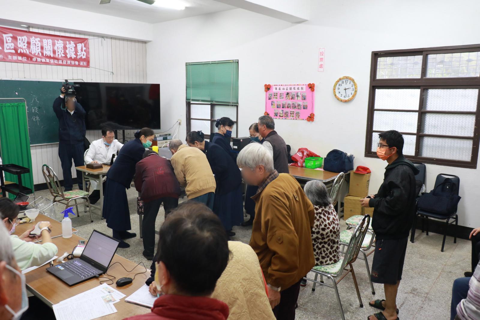 內灣里長輩就近前來東盛活動中心看中醫。