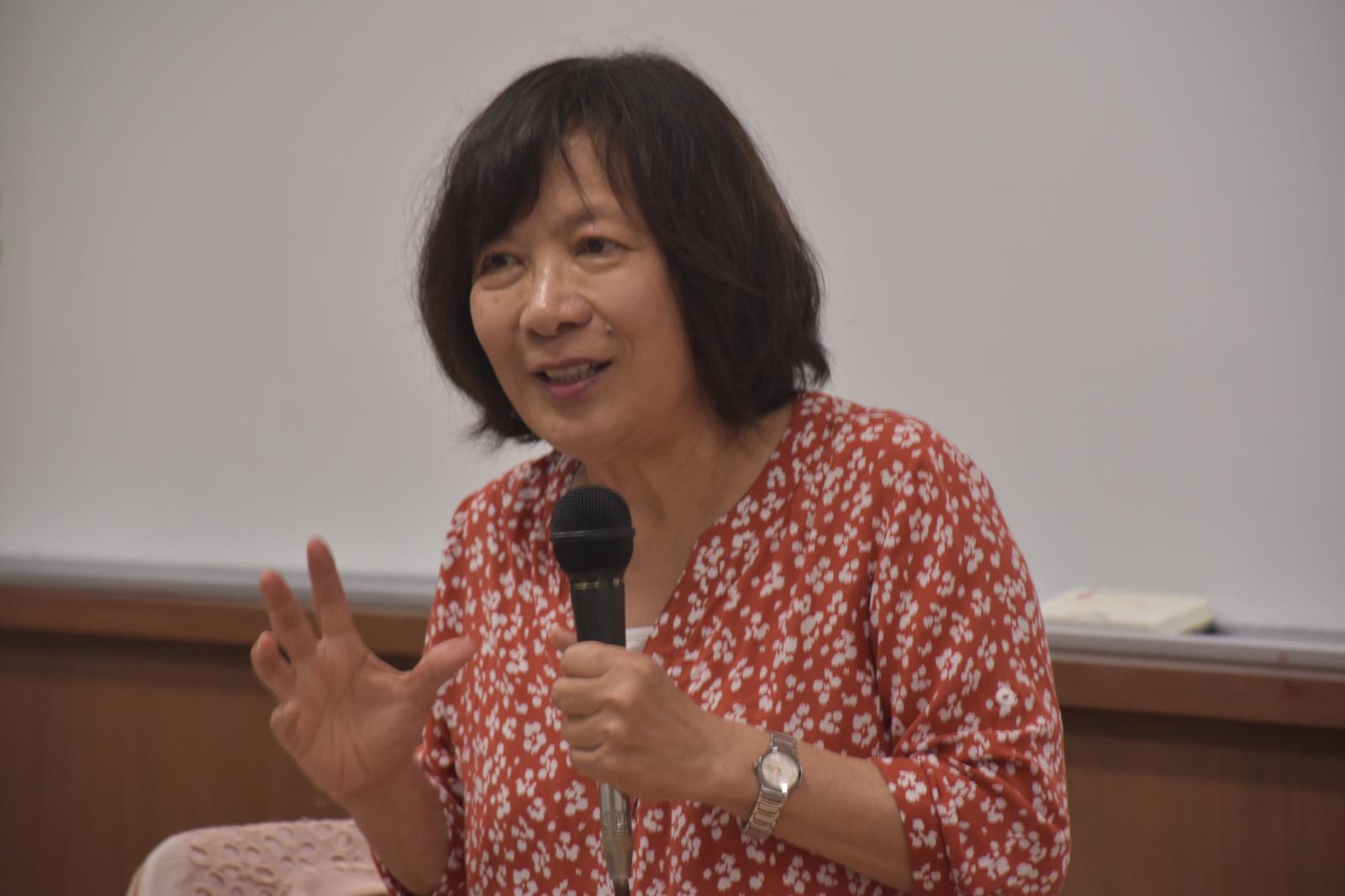 講師余綺芳老師強調,學生在撰寫文章時,應注重段落的組織性與連貫性,確保核心思想