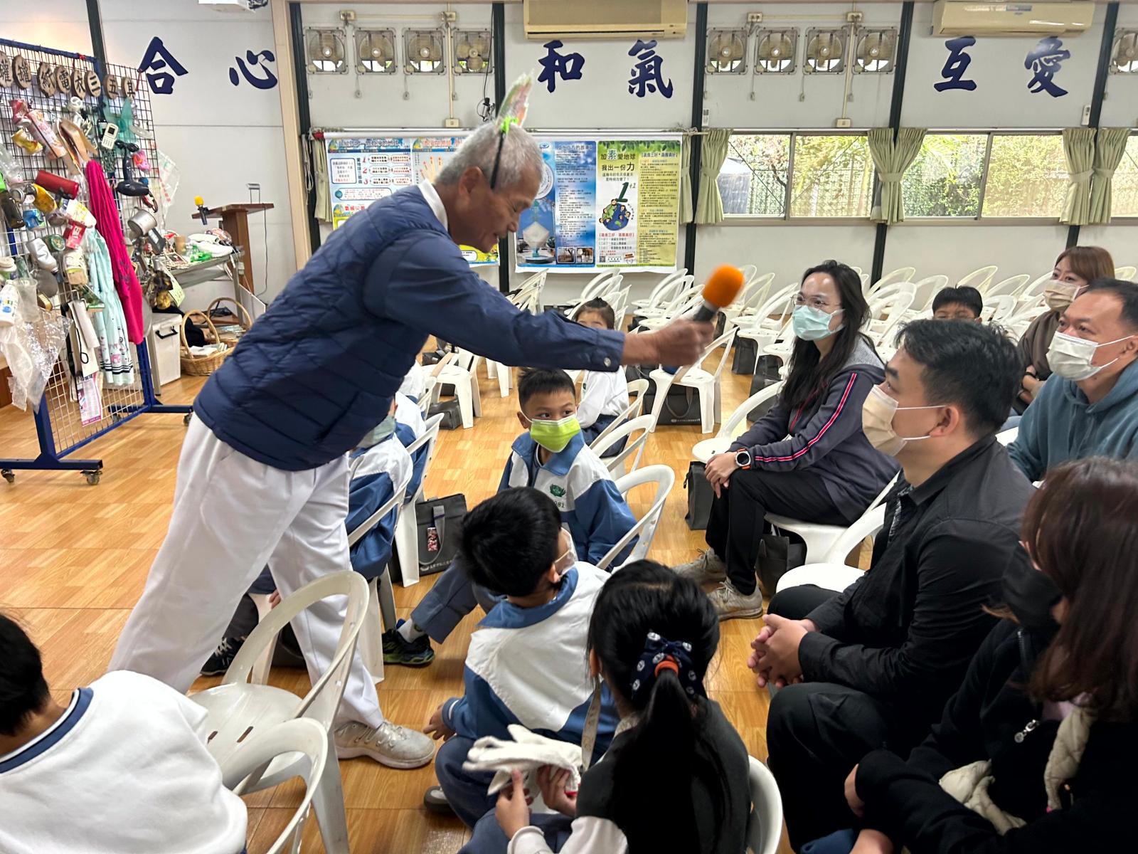 環保站師伯用愛地球的熱情向孩子及家長傳遞正確的環保回收觀念。