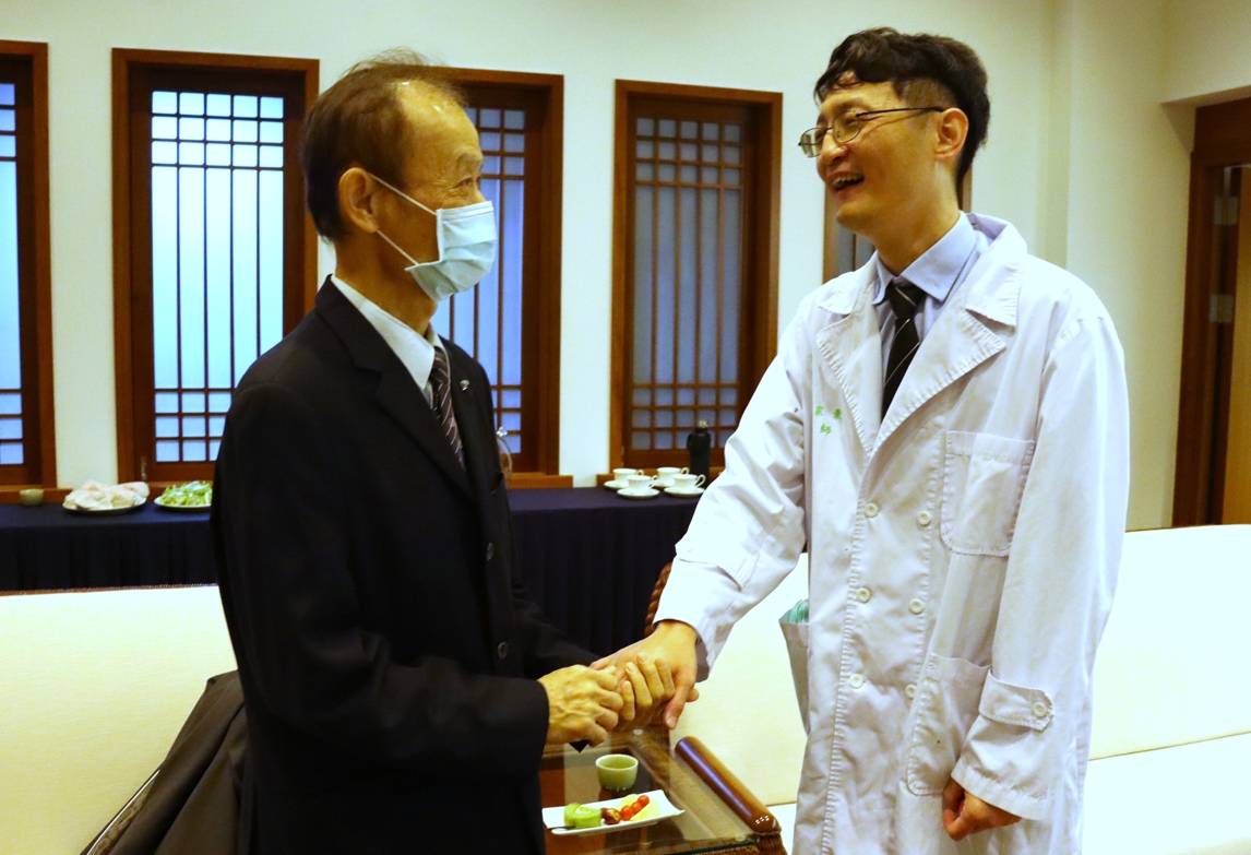 時隔十七年，學員之一的蘆洲資深慈濟志工楊運德與劉醫師相見歡，同在關懷血液疾病的精進道路上，彼此感念這段生命歷程。