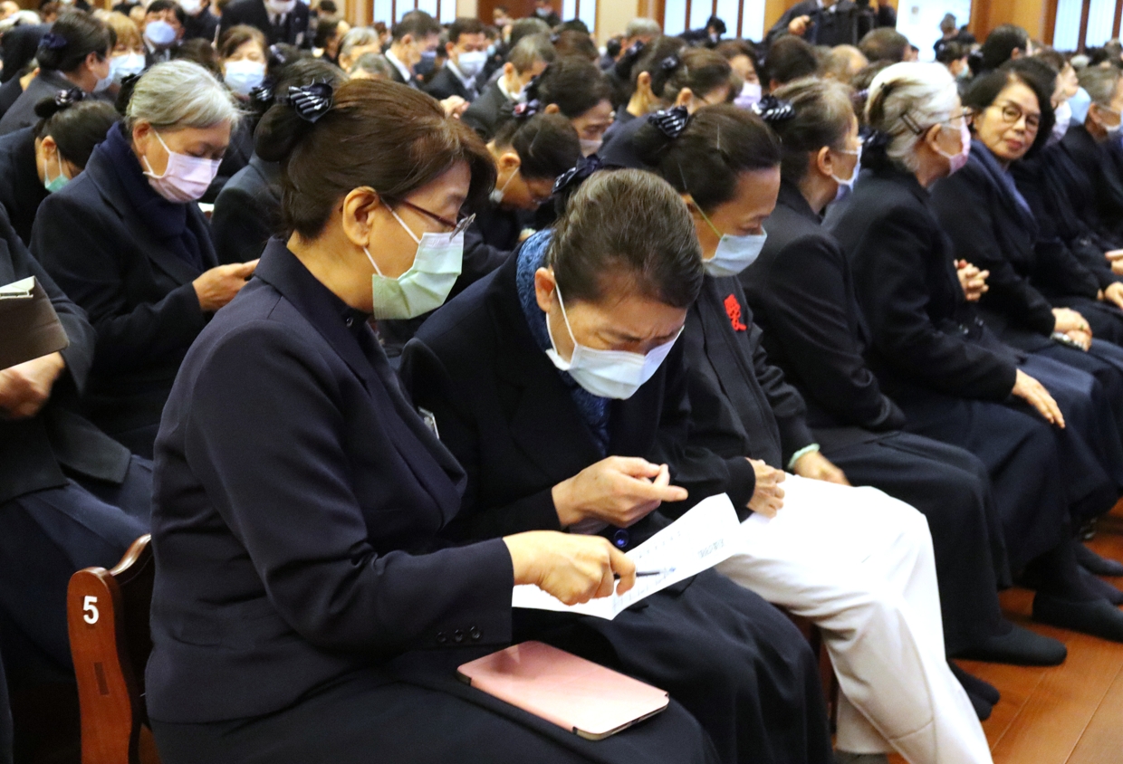 志工認真上課勤做筆記，課後均有隨堂測驗，通過考核後才能成為「慈濟骨髓捐贈關懷小組」志工。