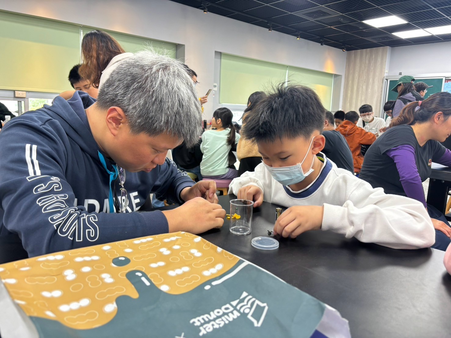 家長與孩子一起動手,讓環保教育從家庭開始。