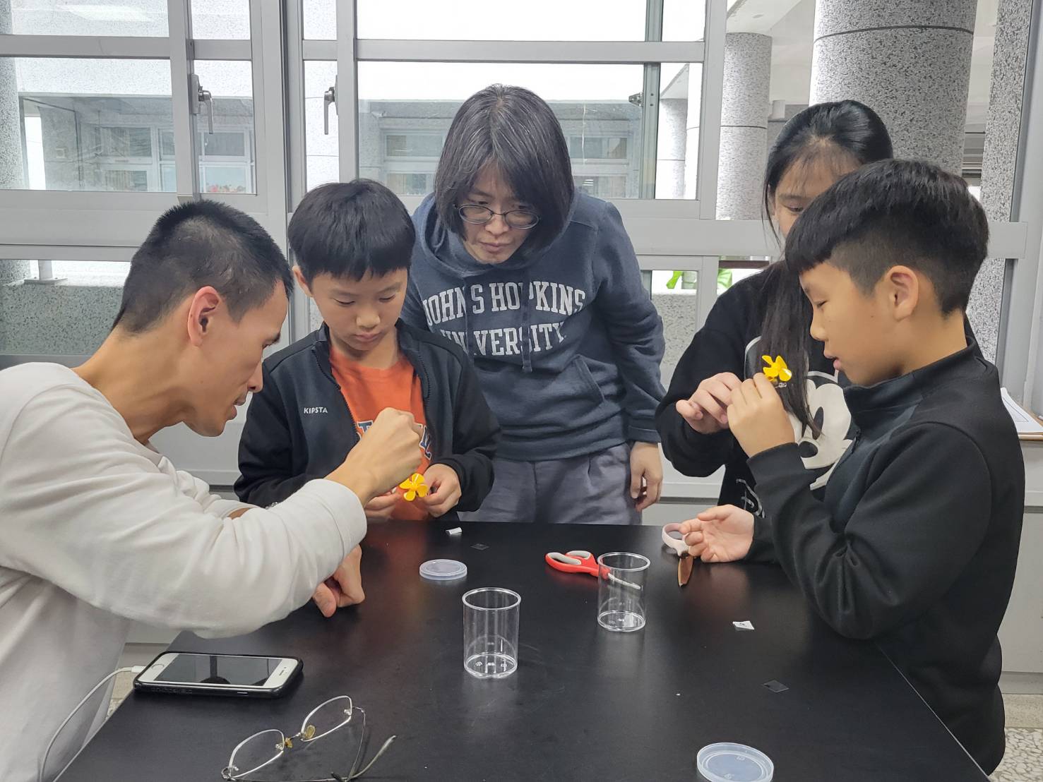 小小科學家上線!孩子們專心製作口吹式風力發電機,體驗風能轉換成電能的奇妙過程。