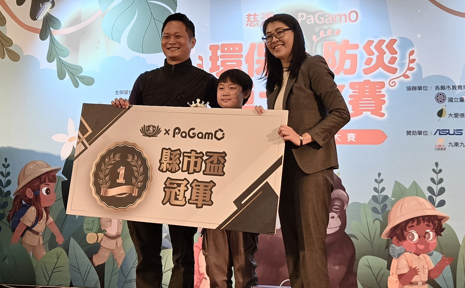 許淑華縣長逐一頒獎給獲獎學校的師生。