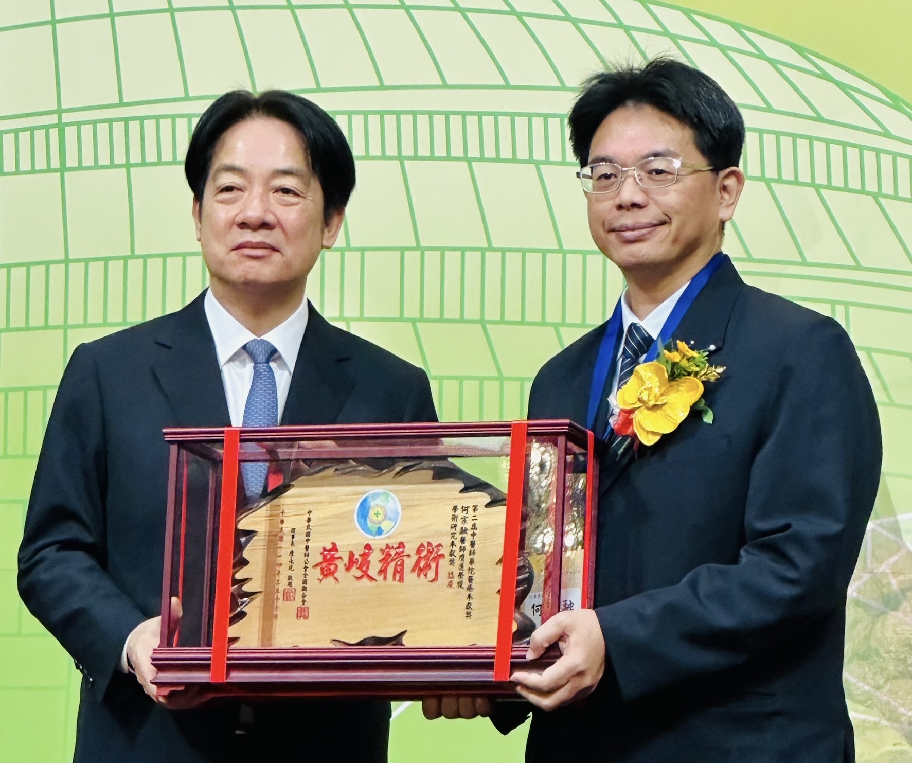 花蓮慈濟醫院副院長兼中醫部主任何宗融以中醫學術研究與中西醫整合醫療的貢獻，榮獲第2屆「中醫華佗奉獻獎-華佗學術研究奉獻獎」的肯定。由總統賴清德(左)頒發獎牌給何宗融副院長(右)。