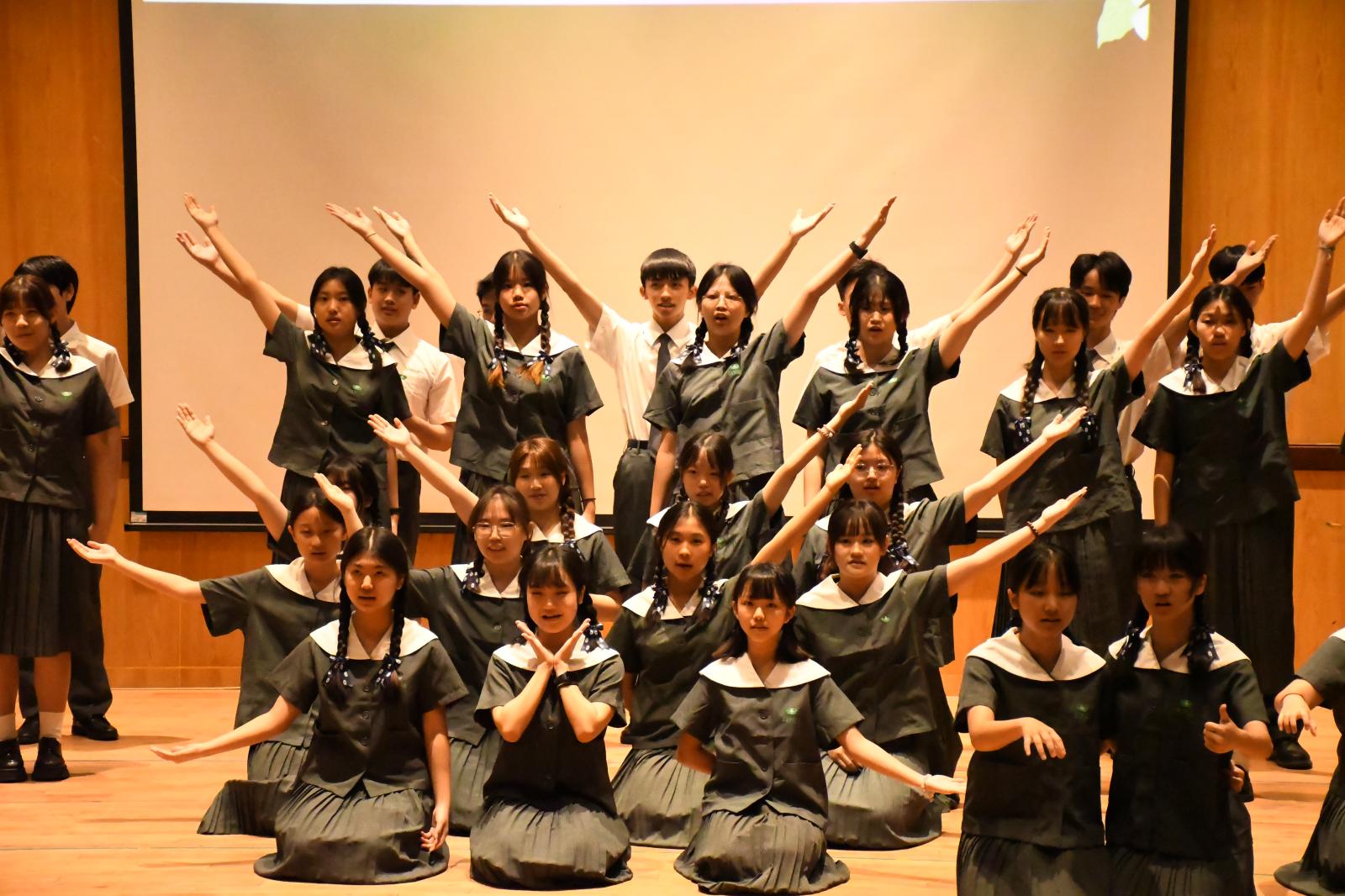 能動能靜的高一知足班帶來校歌手語,希望能透過手語演繹對校園有另一層的認識,傳遞寧靜祥和及溫暖。
