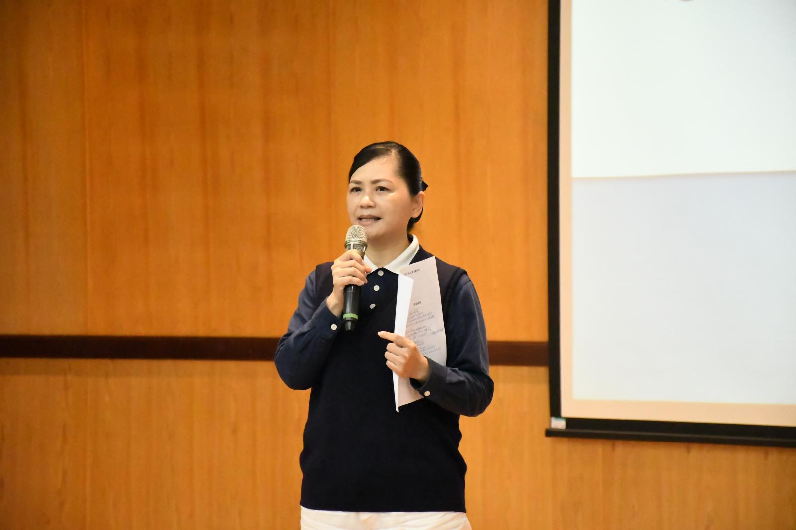 評審沈思彤老師看到學生對上台演繹手語的重視與態度,將手語中的信達雅再次闡述,鼓勵學生能持續精進。