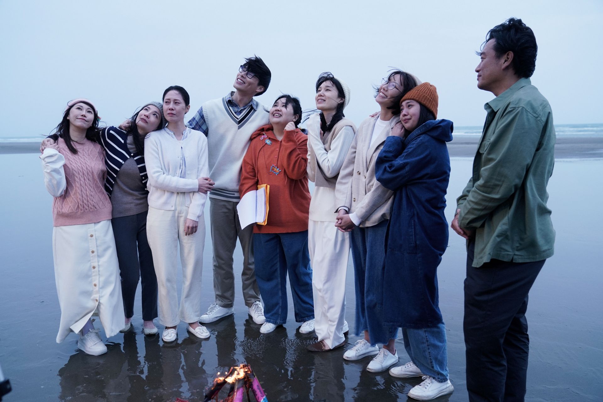 醫護群在海邊,把石世明(宋偉恩飾)的論文燒給曾經在心蓮的病患們!