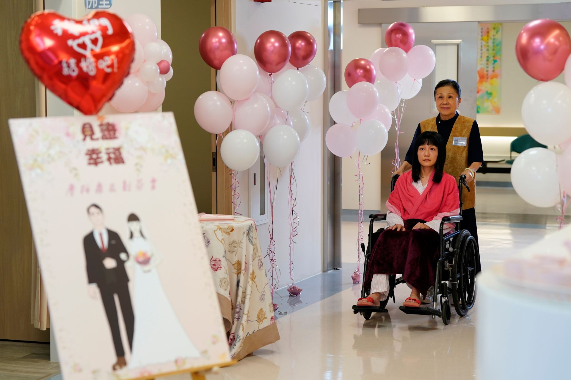 劉師姊(黃素雅飾)帶著美華(陳婉婷飾,遠遠看著為其他患者舉辦的婚禮