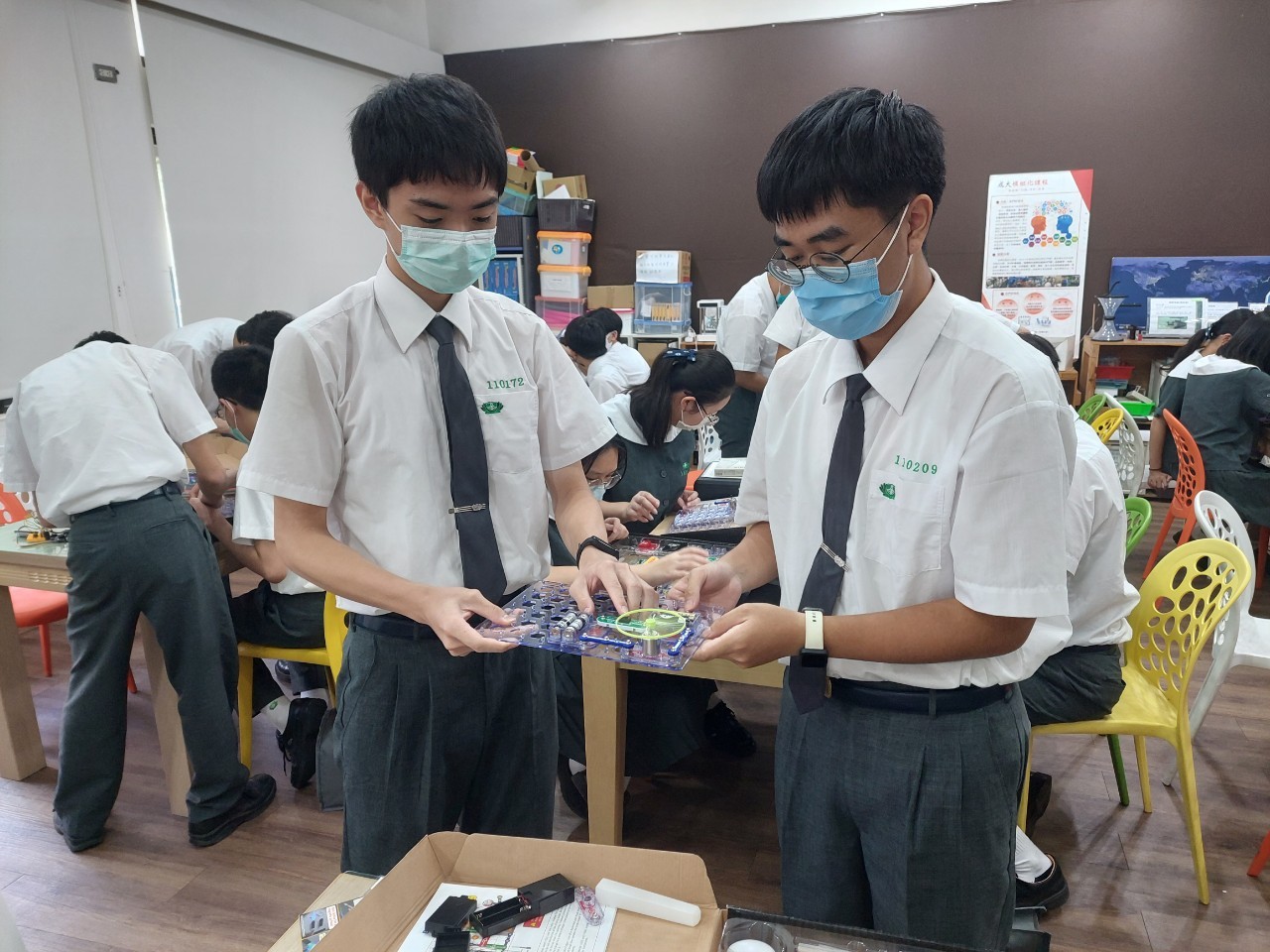 透過課程操作體驗讓學生們探索科學的奧秘之外，更能協助學生探索自己的興趣。