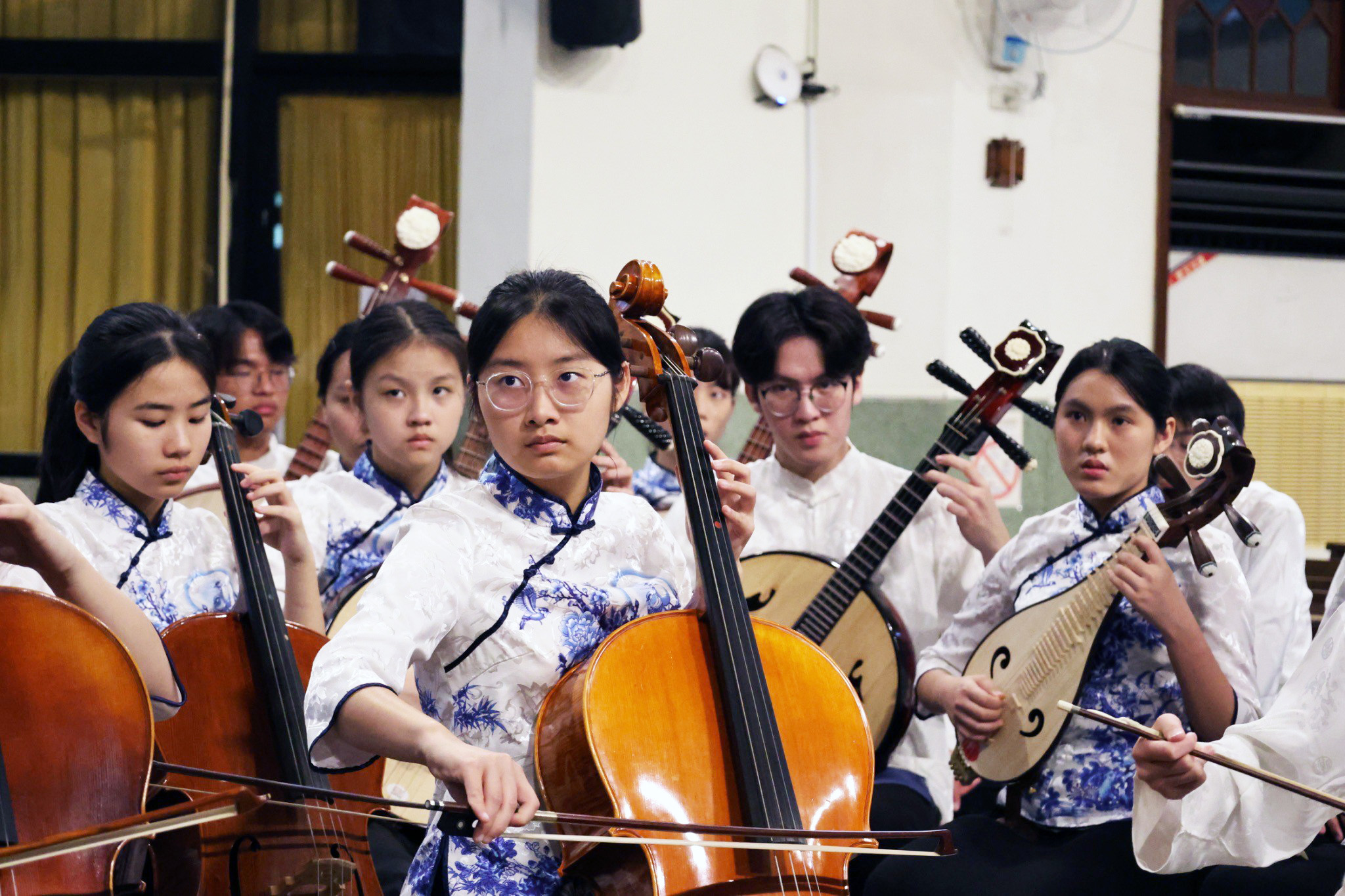 學生於全國學生音樂比賽前全神貫注練習,展現高水準的音樂實力與團隊默契。