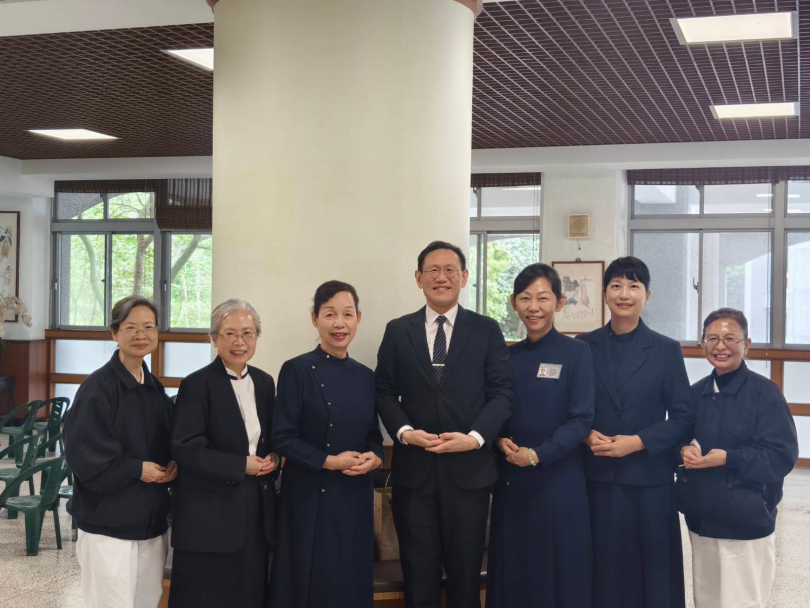 謝坤叡教務長與工作人員合影