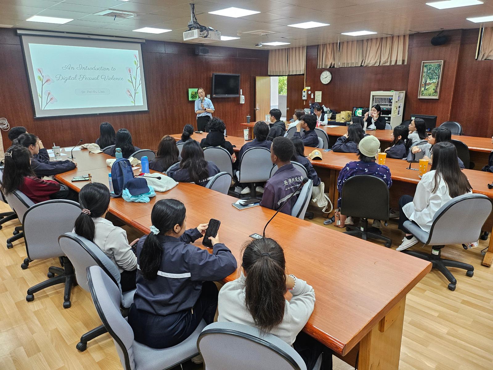 邀請來自屏東科技大學廖珮如老師分享數位性別暴力議題