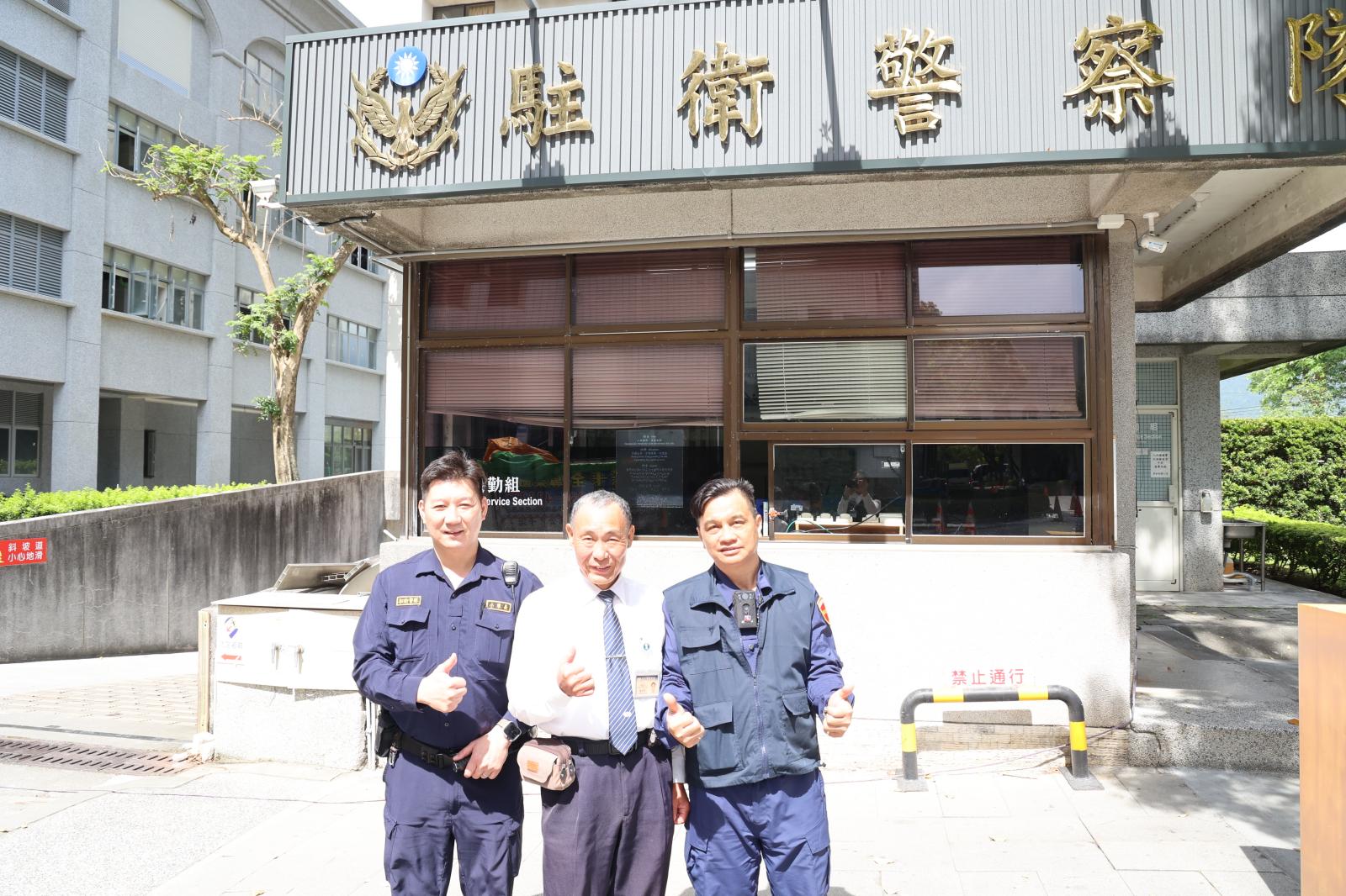 張坤昇做事勤奮配合度高且好相處的個性,擁有好人緣和同事們的支持。左起為總務室警勤組組長陳袁嘉龍、司機張坤昇、駐衛警鍾岱倫。