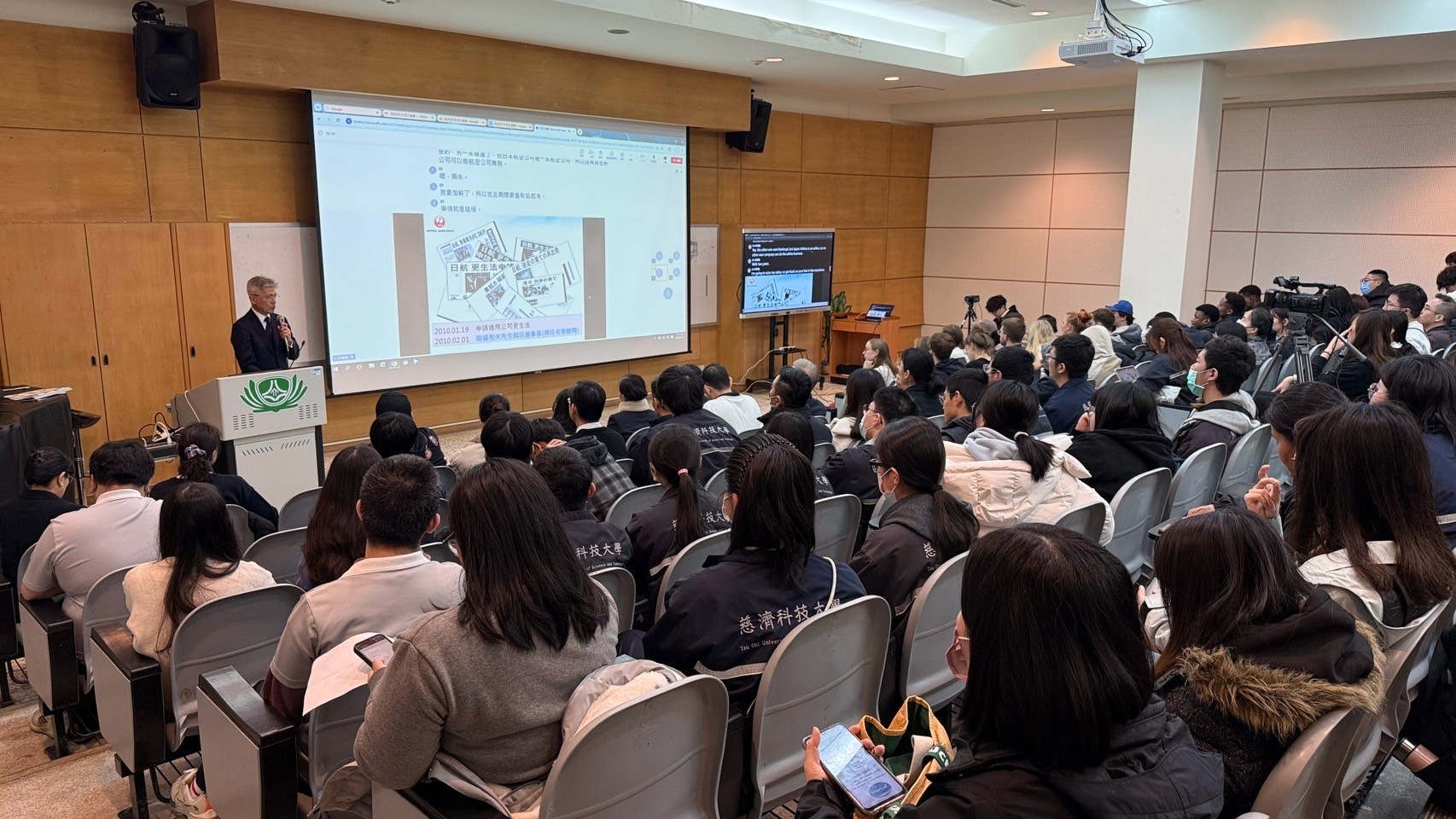 現場座無虛席,吸引眾多學生參與,再搭配AI即時翻譯,讓學生同步接收零落差。