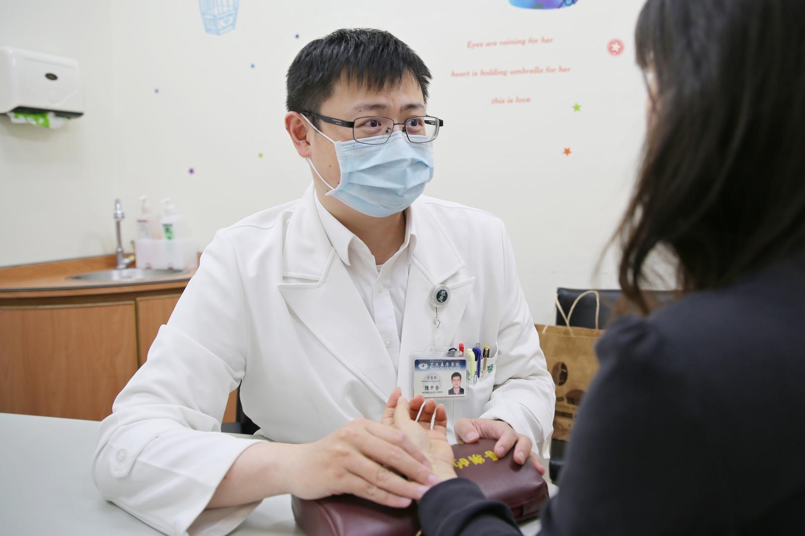 花蓮慈濟醫院中醫預防醫學中心副主任陳中奎醫師表示,掌握保暖、去濕及飲食調理三大原則,有助於降低天氣變化對健康的影響,維持良好免疫力。