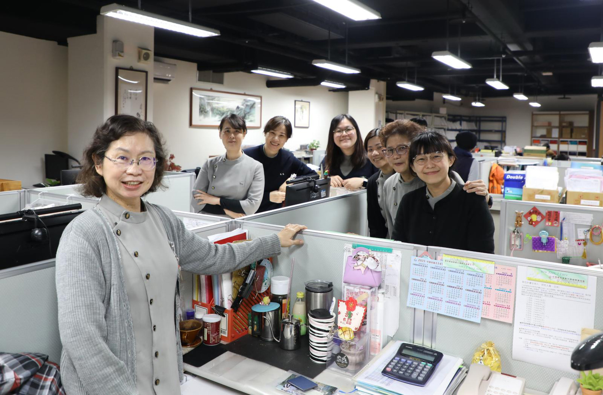 成為花蓮慈院「黃金人力資源」的陳惠珍,與財務室會計組和成本組的同仁合影。