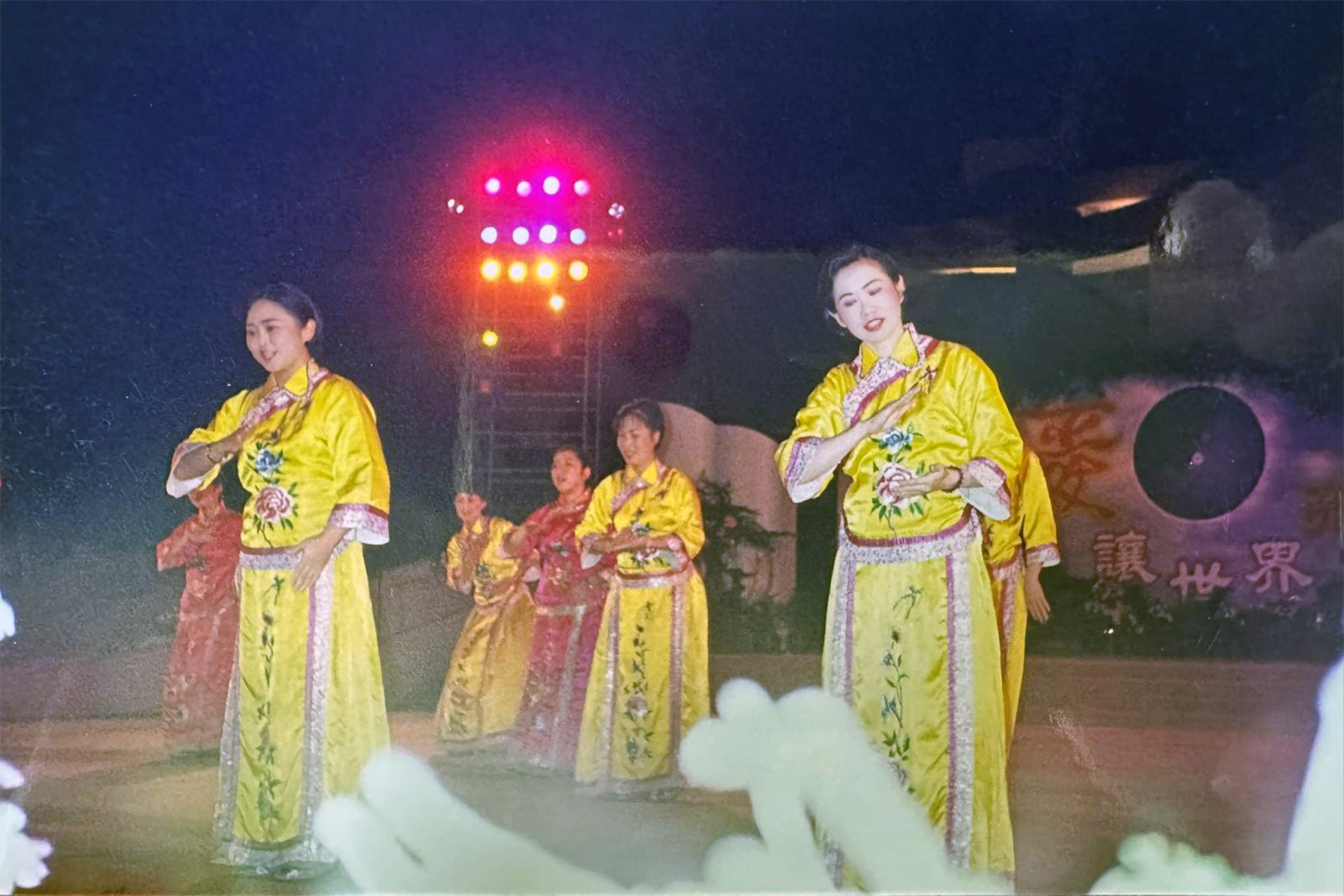 二○○○年元月一日大愛台開播,陳惠珍(右一)與花蓮慈院手語社成員也在靜思堂道侶廣場表演,齊祝大愛讓世界亮起來。