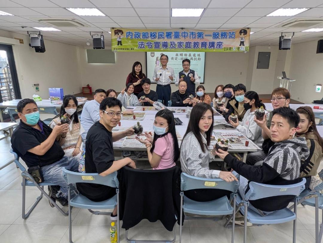 移民署臺中市第一服務站邀請到園藝治療師張儷姻老師與新住民夫妻共同打造多肉植物盆栽,鼓勵夫妻用心經營婚姻生活。