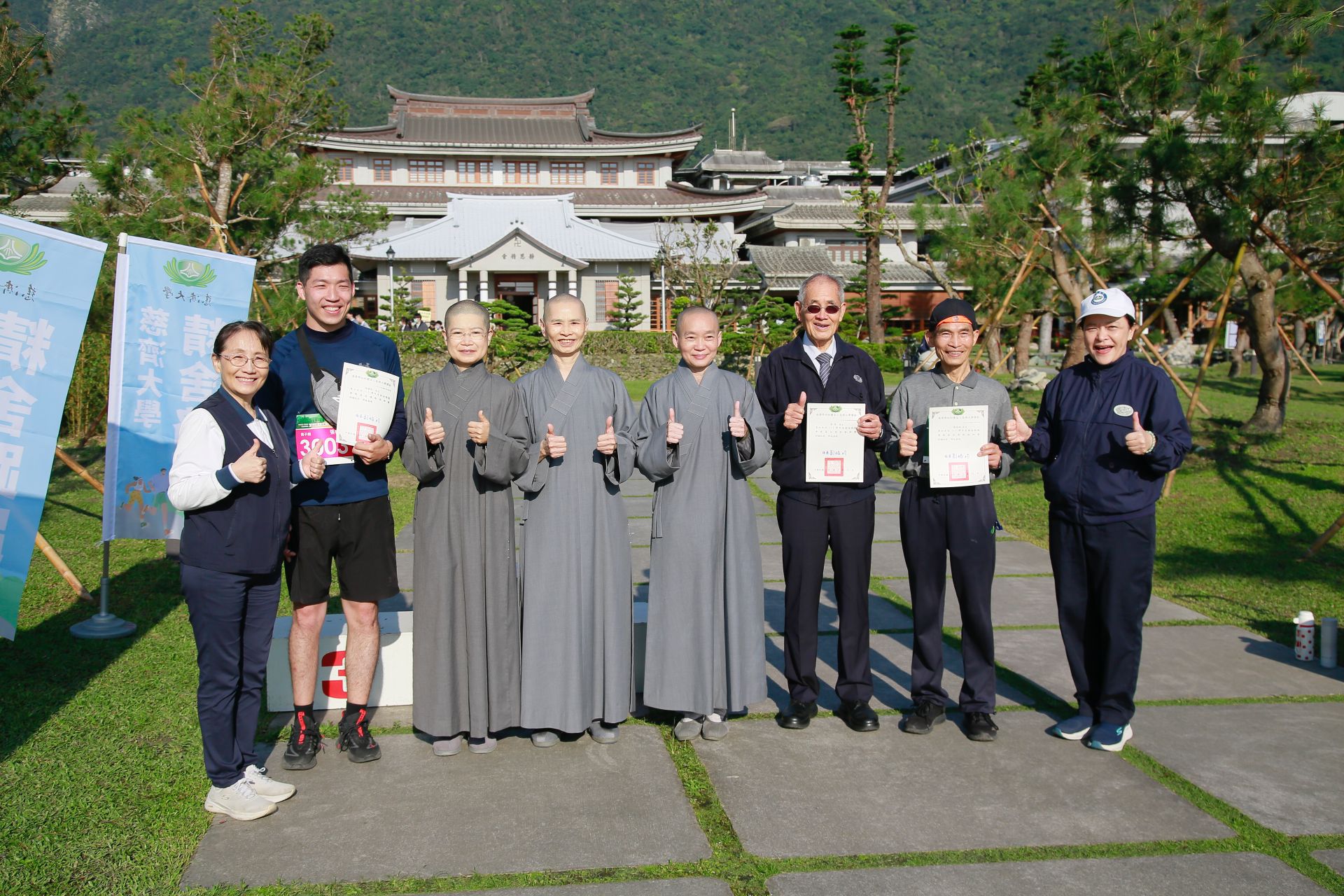 社工系畢業校友張睿哲(左二)、慈誠爸爸張森田(右二)、蔡堆(右三)完賽獲獎