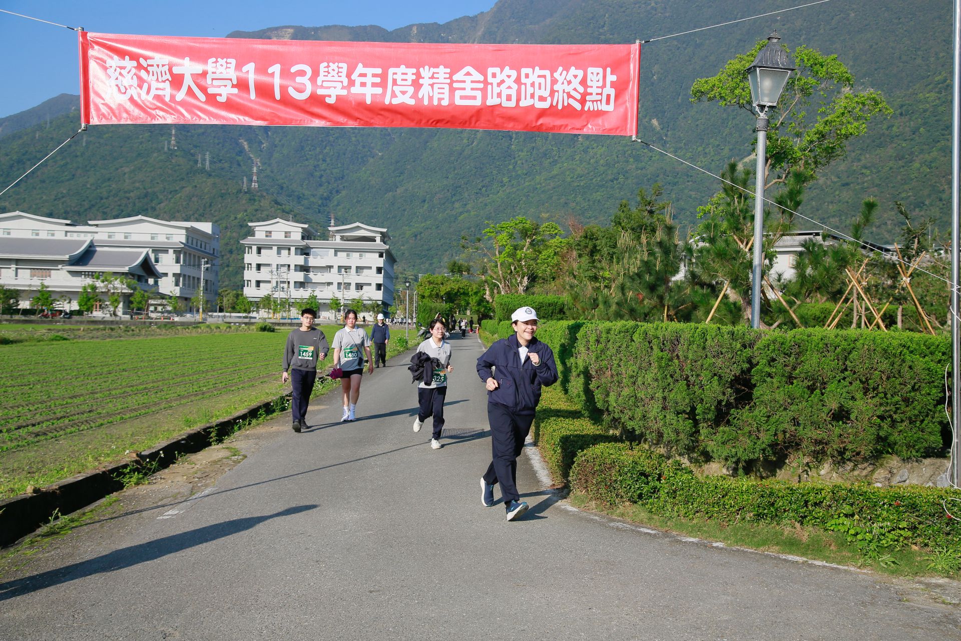 慈大校長劉怡均全程陪跑,以實際行動來鼓勵師生養成運動好習慣