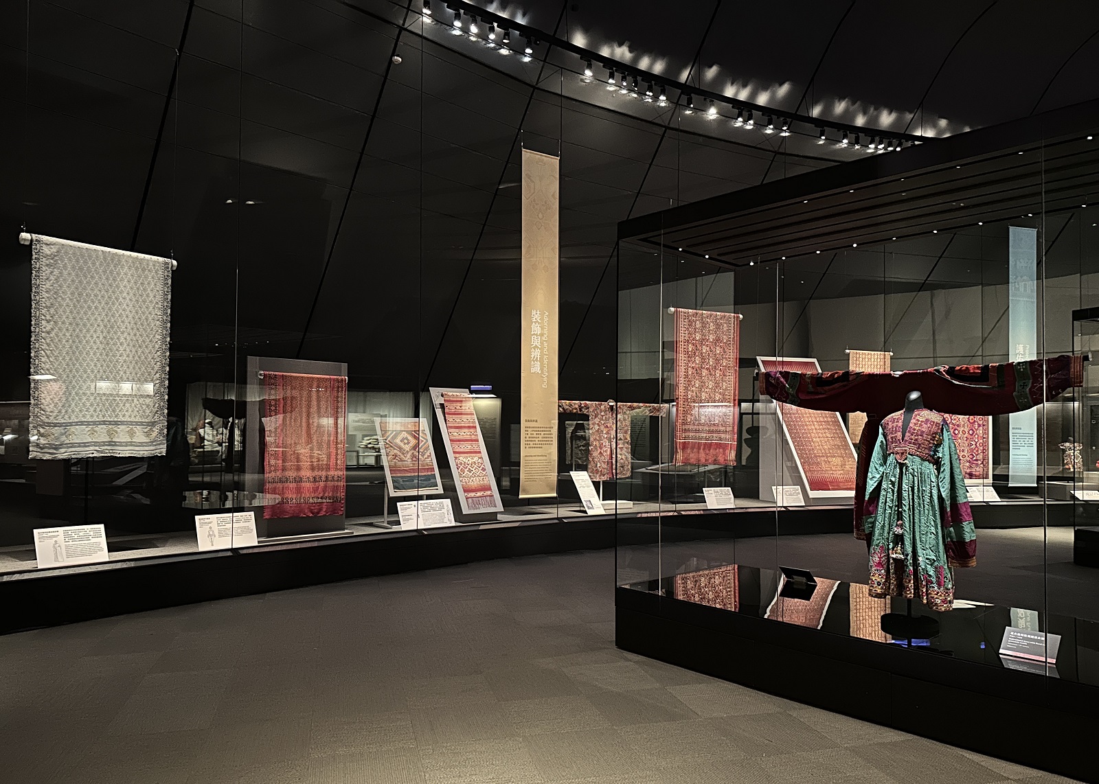 故宮南院「包羅萬象─院藏亞洲織品展」即日起全新換展,包含「包覆與盛物」、「裝飾與辨識」、「護佑與祝福」三大主題。