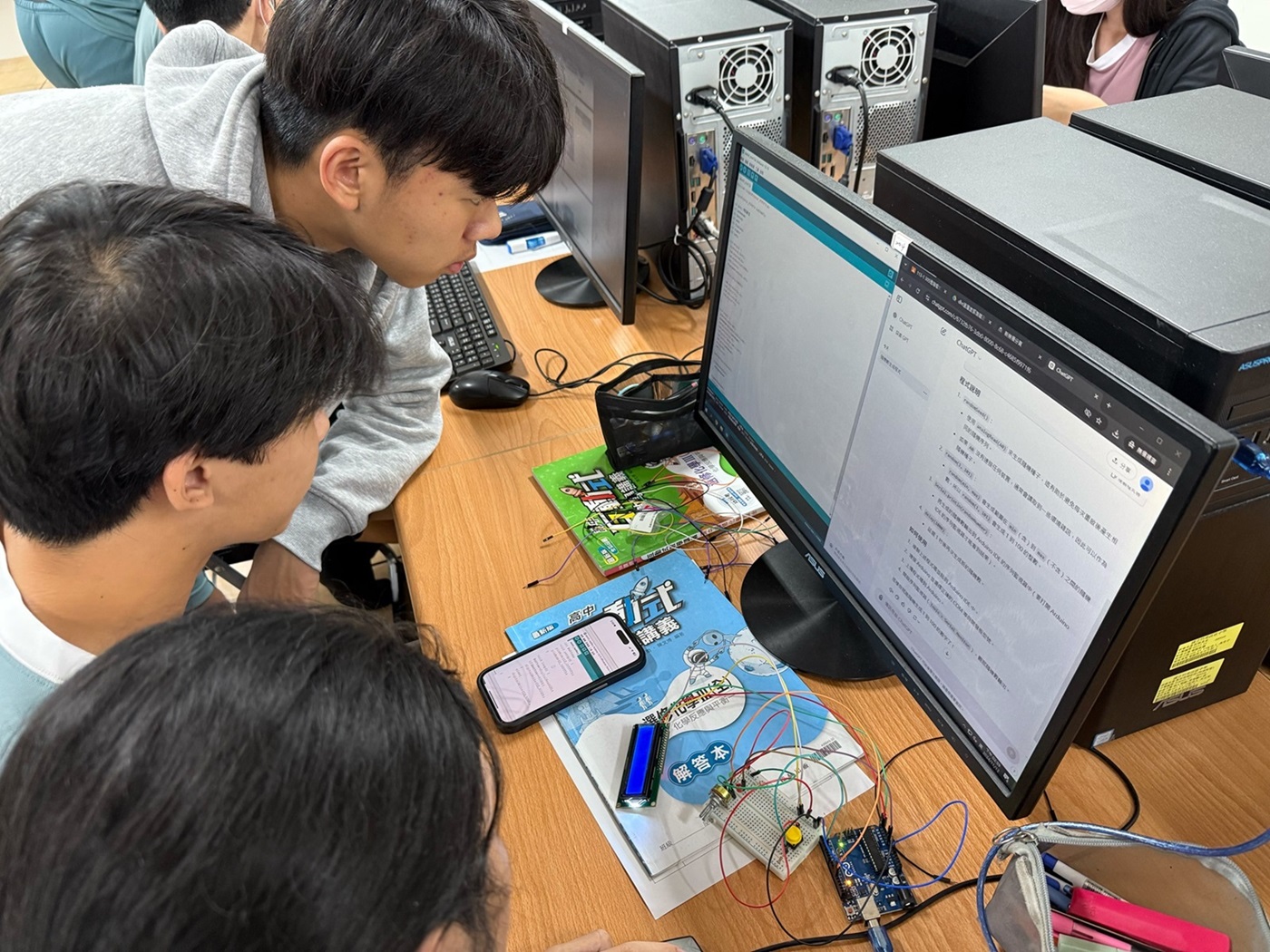 竹南高中透過AI協助發想作品內容及硬體接線。