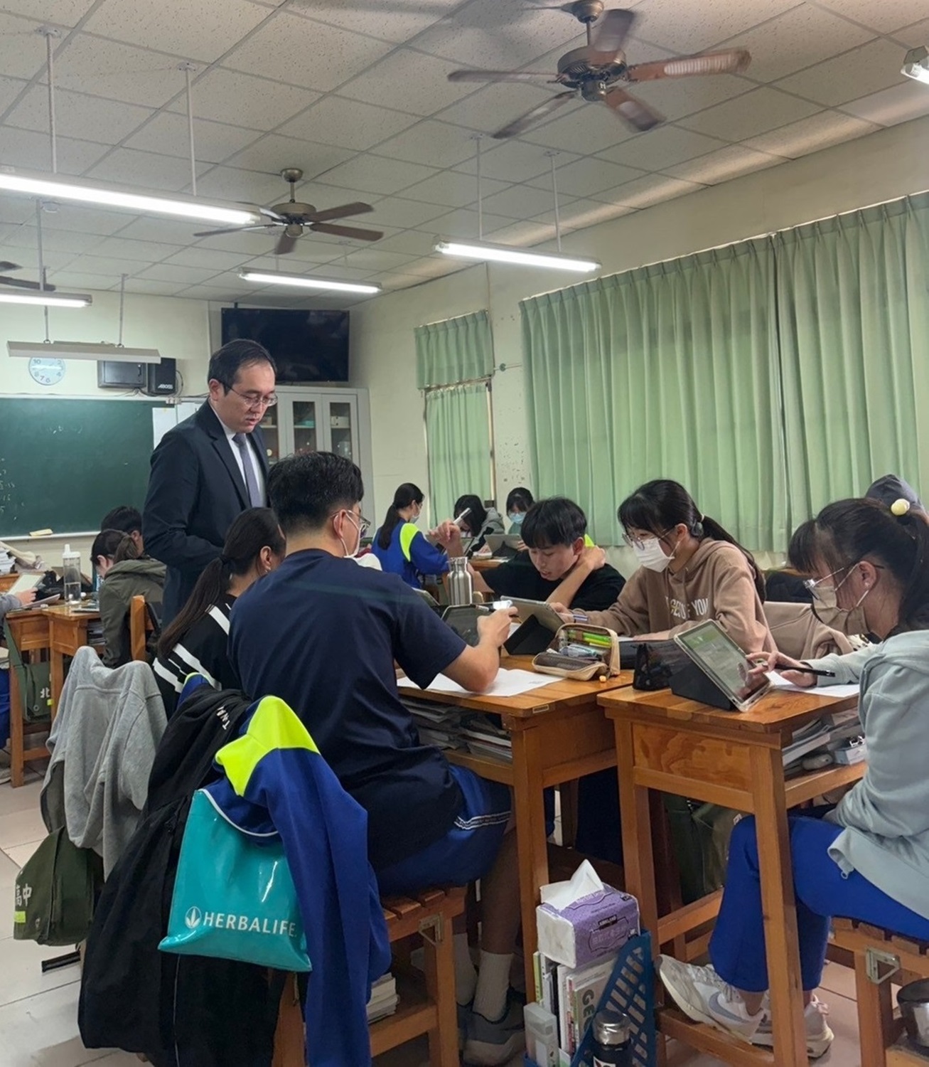 北門高中引導學生思考AI生成統計圖表及互動式地圖判讀。