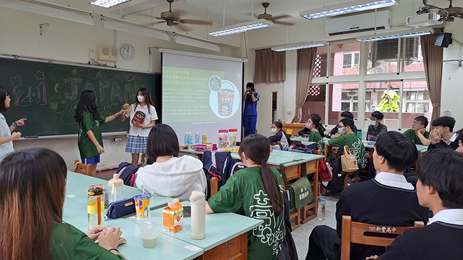 新豐高中向外國學生分享臺灣特色。