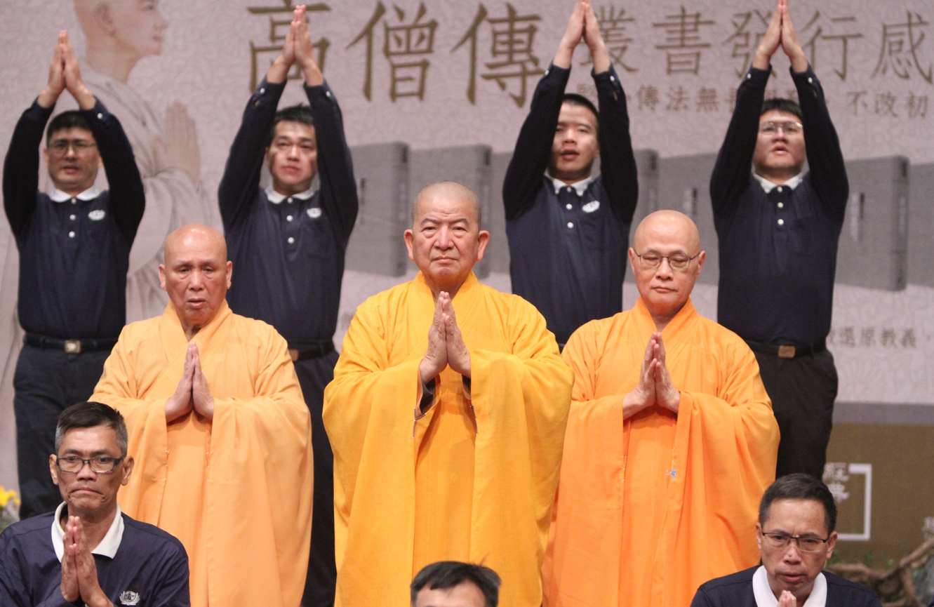 釋明光法師、如觀法師、達千法師率領慈誠隊,以氣勢磅礡的動作,呈現鑑真大師當年東渡傳法的艱辛與堅毅。