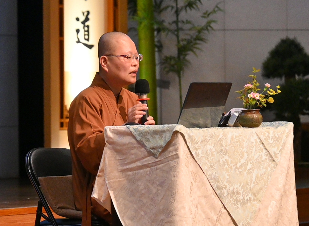 釋空行法師在現場講授蕅益大師的一生行誼與著作。
