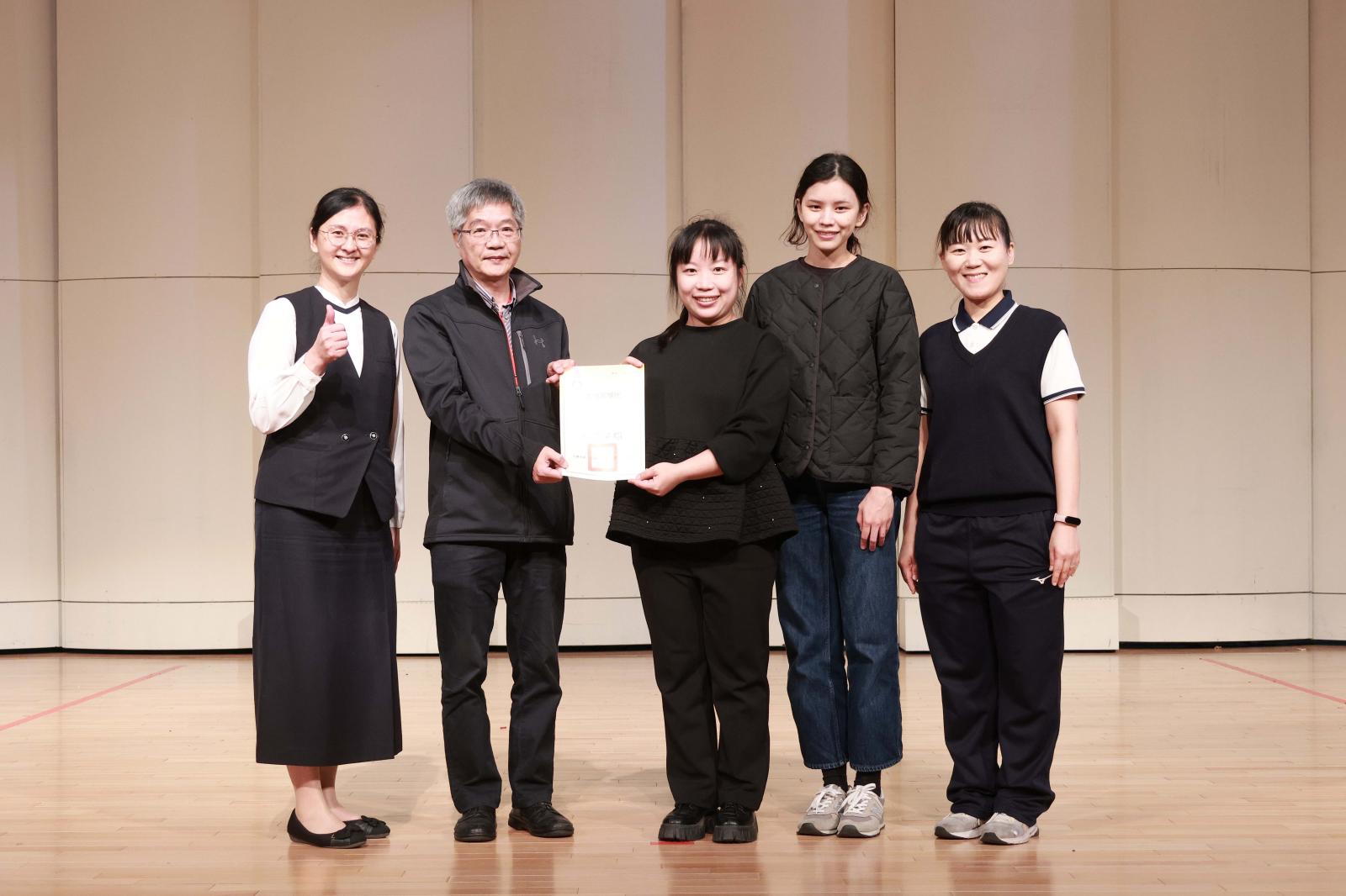 打擊樂指導老師何春頤老師、吳慧芳老師、馬友容老師與顏秀雯主任一同上台領獎,見證孩子們努力成果與榮耀。