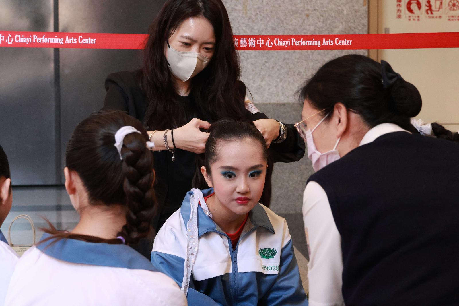 家長們協助舞蹈團進行全國賽妝髮,成為孩子們最美的後盾。