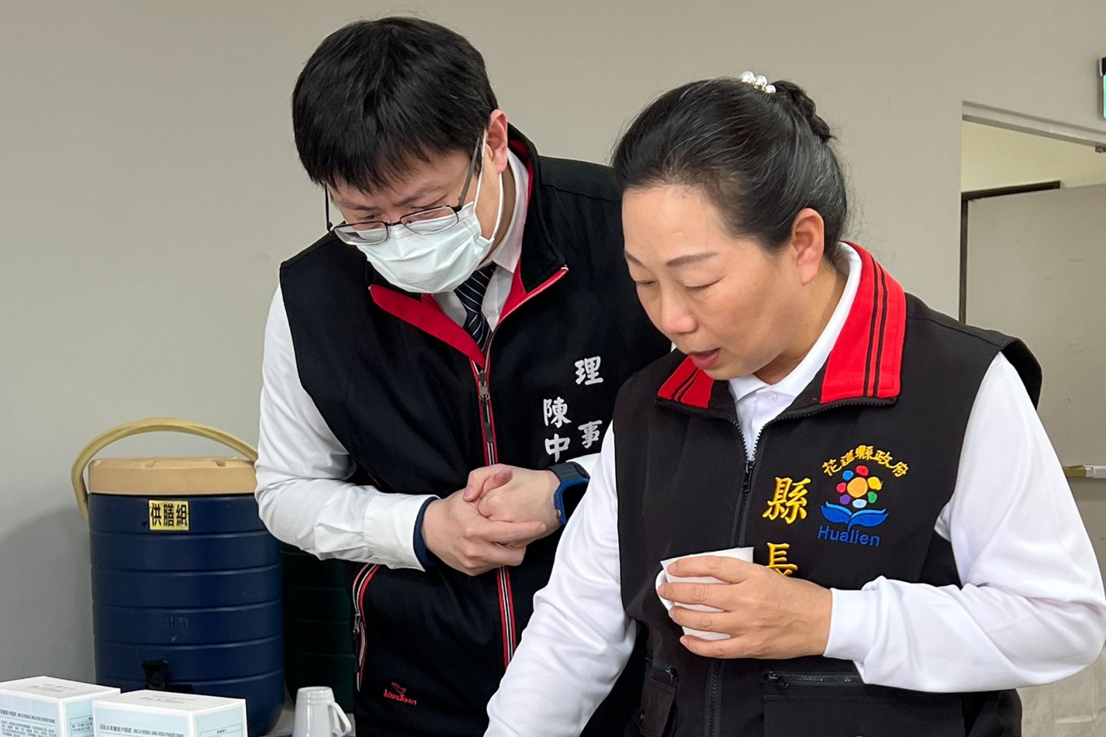 中醫預防醫學中心副主任陳中奎醫師為徐榛蔚縣長解說養生茶飲如綠意養肝茶、慈濟福慧纖體茶及淨斯本草系列等相關藥材。