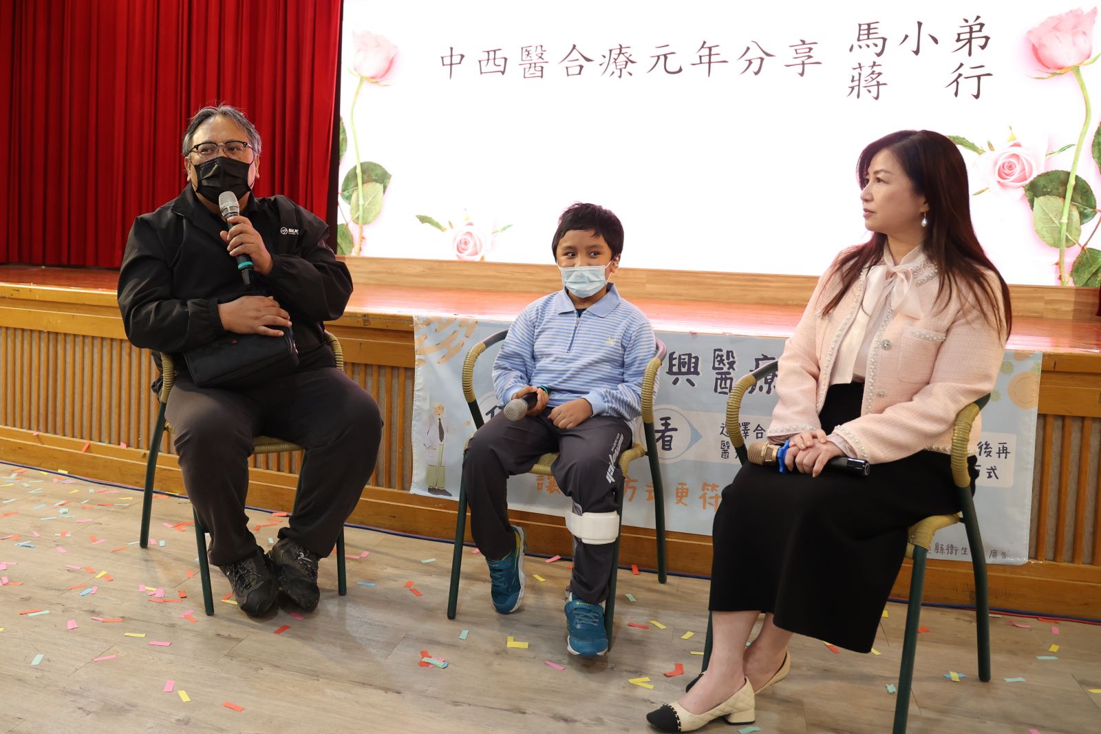 安安爸爸馬先生(左)分享安安接受中西醫合療復原狀況。