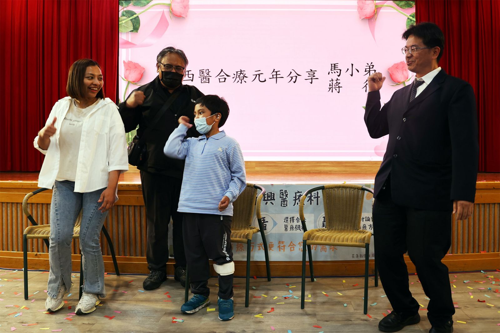 安安邀請他暱稱「大魔王」的何副院長(右一)、「公主」病房副護理長宋景歡(左一),陪他一起以棒球啦啦隊的三振舞律動,大比「讚!讚!讚!」,分享他出院後四個月來的進步。