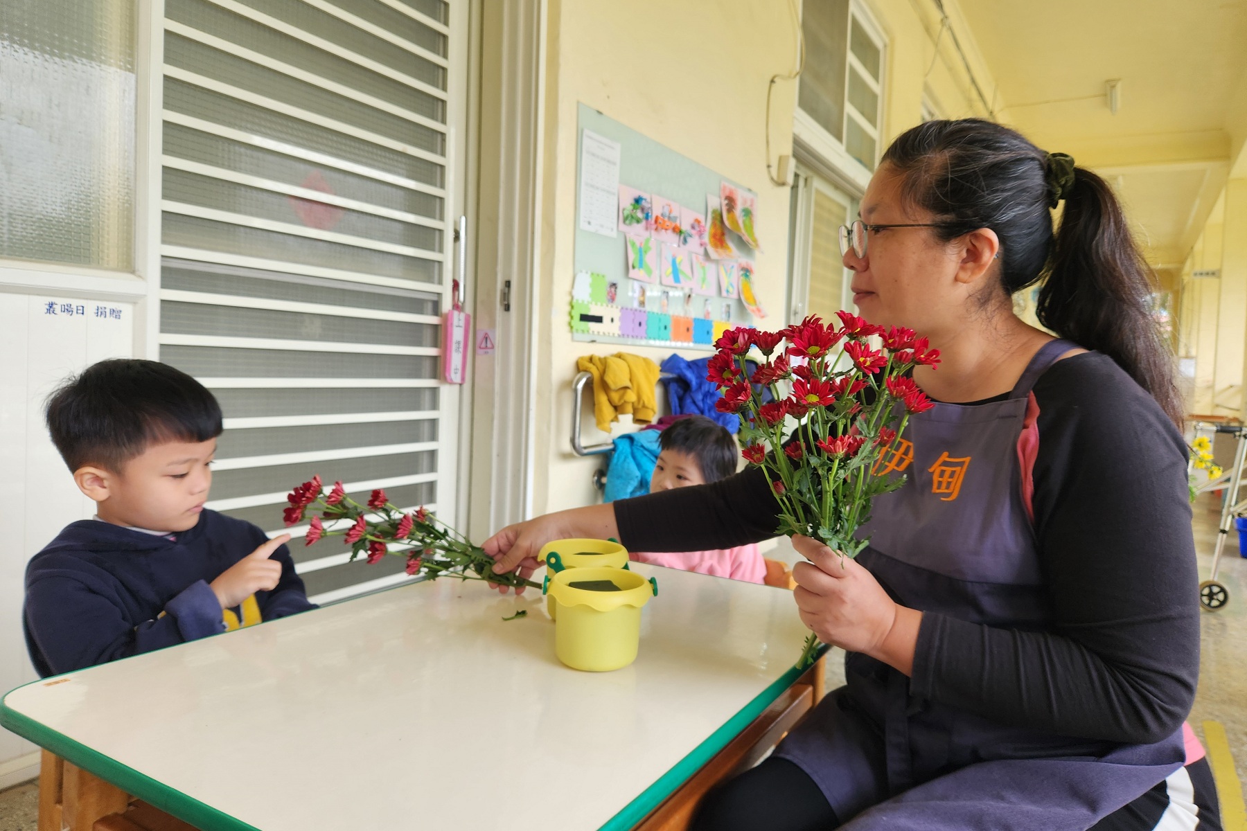 讓幼童實際觸摸觀察花