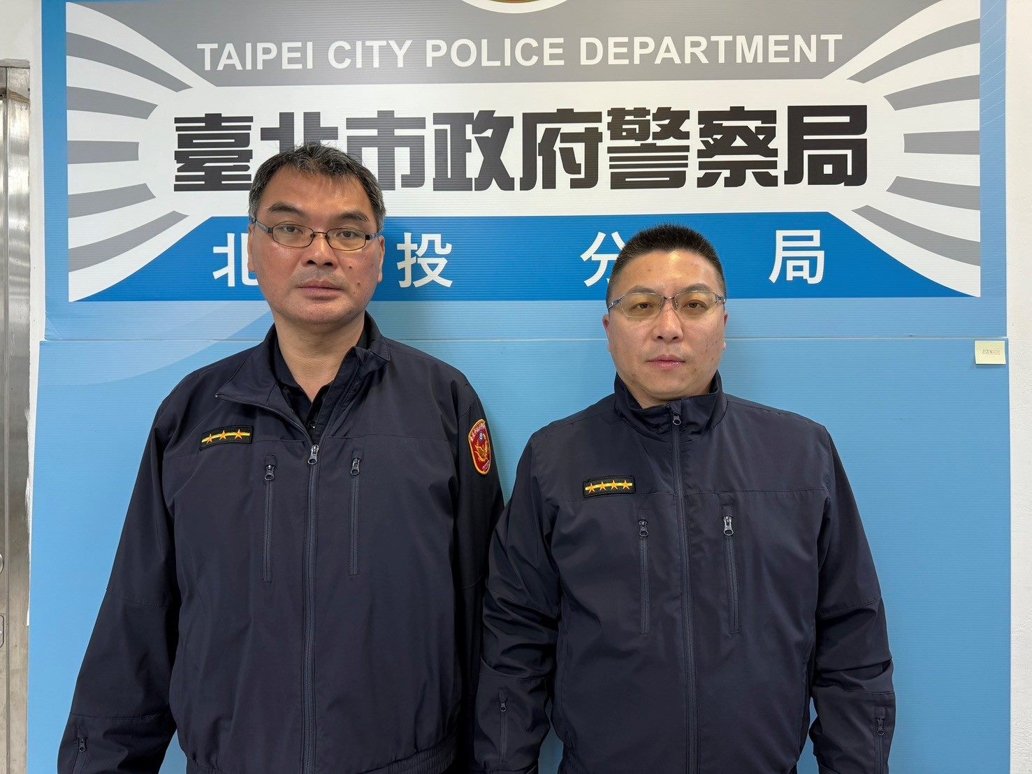 大屯所副所長陳昱戎(右)、警員蕭寶吉(左)