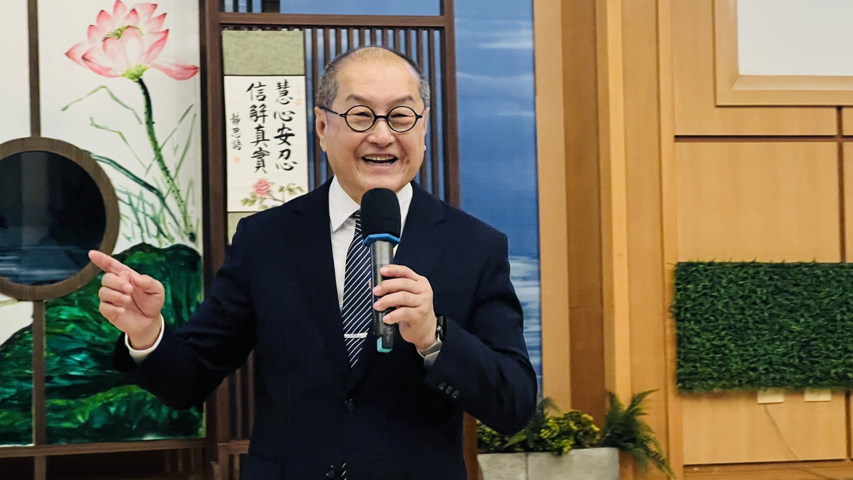 劉濟雨副執行長在演講中提到「改變自己是自救,影響別人是救人」。