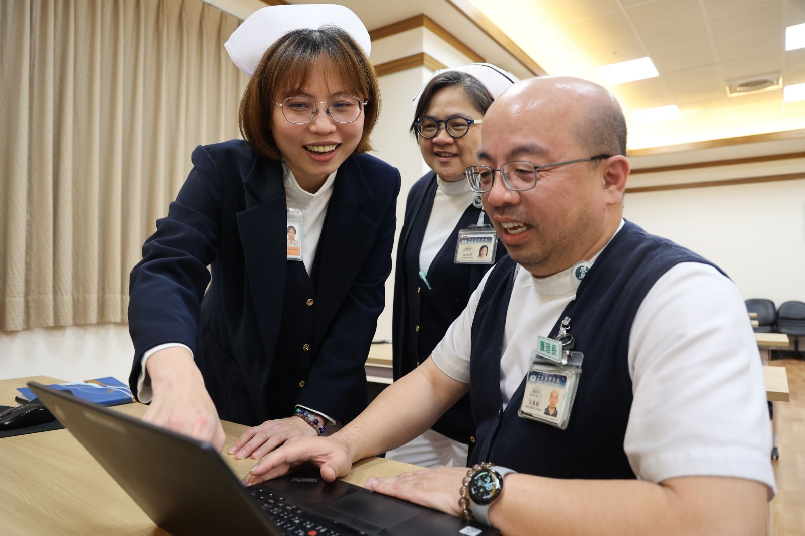 「其他同事是照護病人,我是照顧電腦。」宋雅婷(左)負責臨床資訊系統的發展與運作,協助醫院將傳統護理工作與資訊技術結合,希望能減輕護理師的工作負擔。