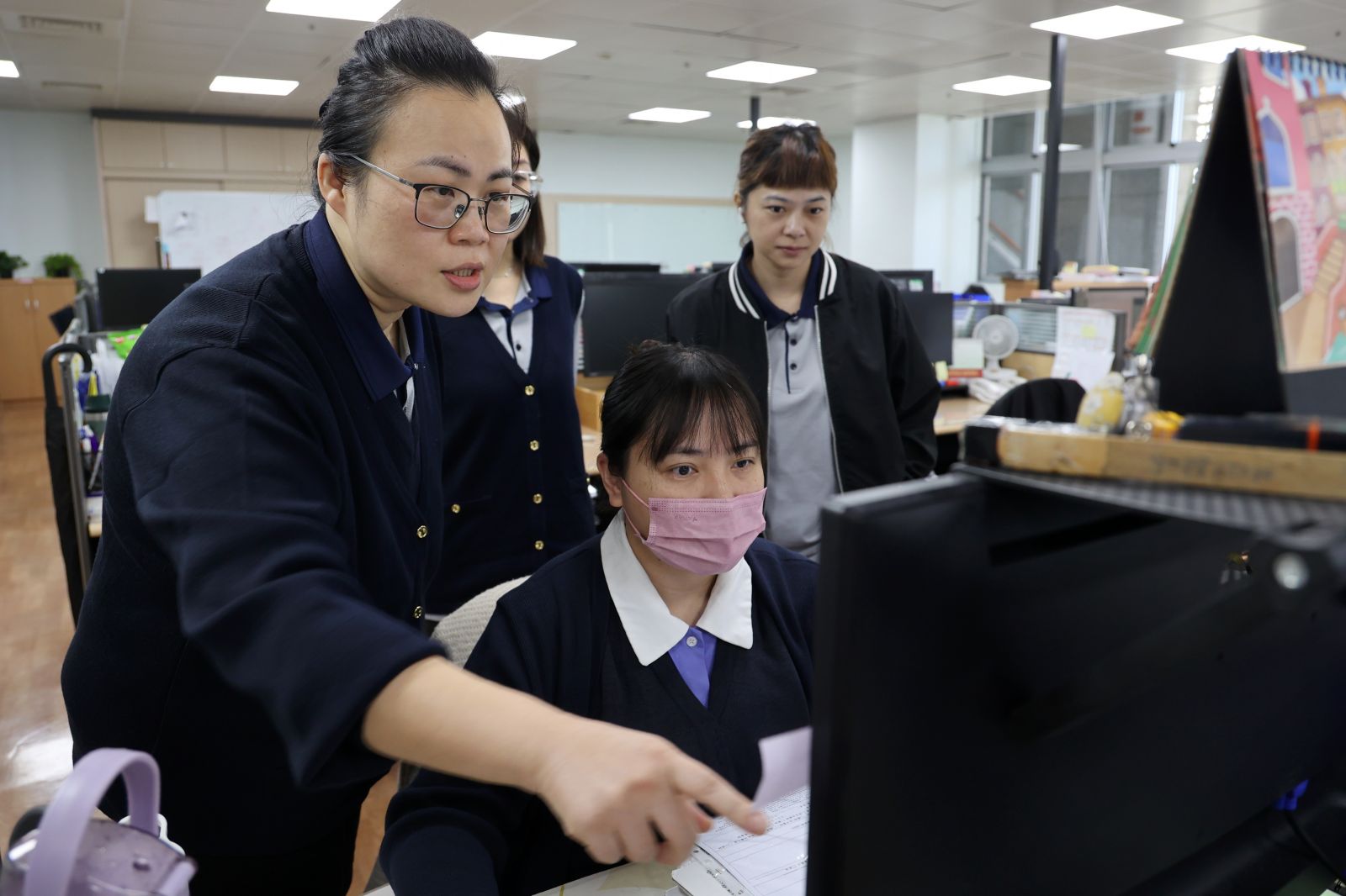 6年前,林宜靜(左)轉入長期照護領域,放下成見深入了解後,不僅收受滿滿,也發現長期照護其實是透過全社區、全人的照顧來達成共好的目標。