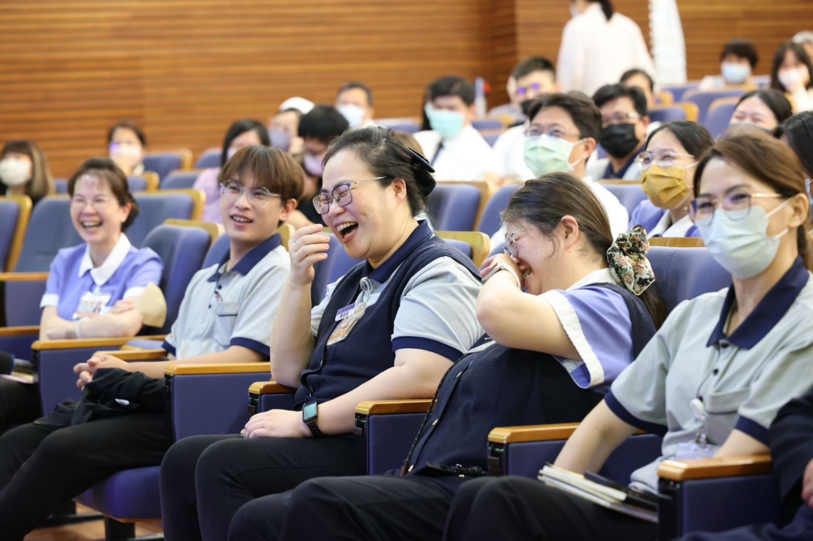 林宜靜主任表示,感謝評審的肯定、感謝父母、師長的支持與鼓勵之外,長照部的同仁們是她最珍貴的寶藏,她希望能讓團隊在這裡感到安心。