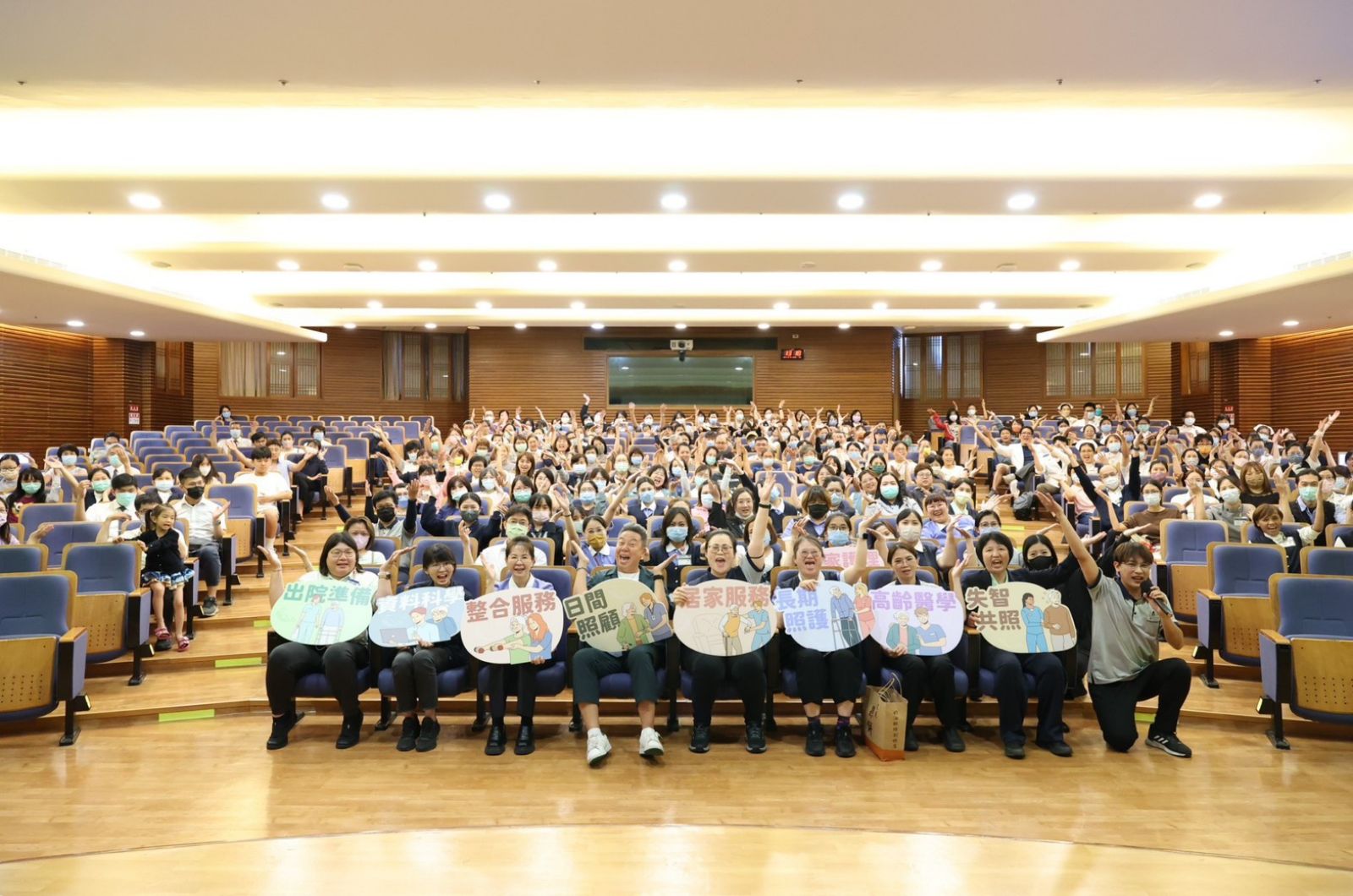 林宜靜主任表示,感謝評審的肯定、感謝父母、師長的支持與鼓勵之外,長照部的同仁們是她最珍貴的寶藏,她希望能讓團隊在這裡感到安心。