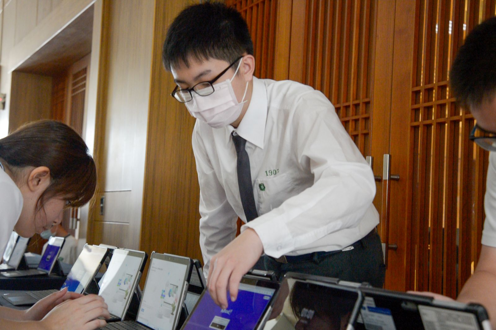 教務處設備組陳冠廷老師及高三學生們設定40台平板供環保競賽使用。