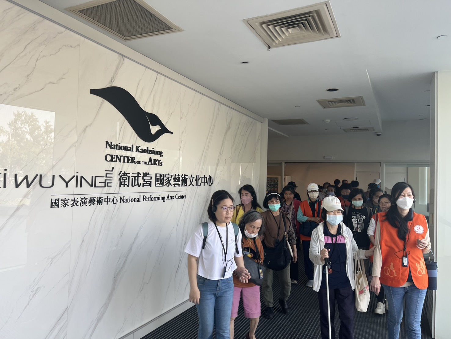 視障朋友聽著導覽老師詳細的介紹,認識到衛武營的建築歷史還有整體形狀